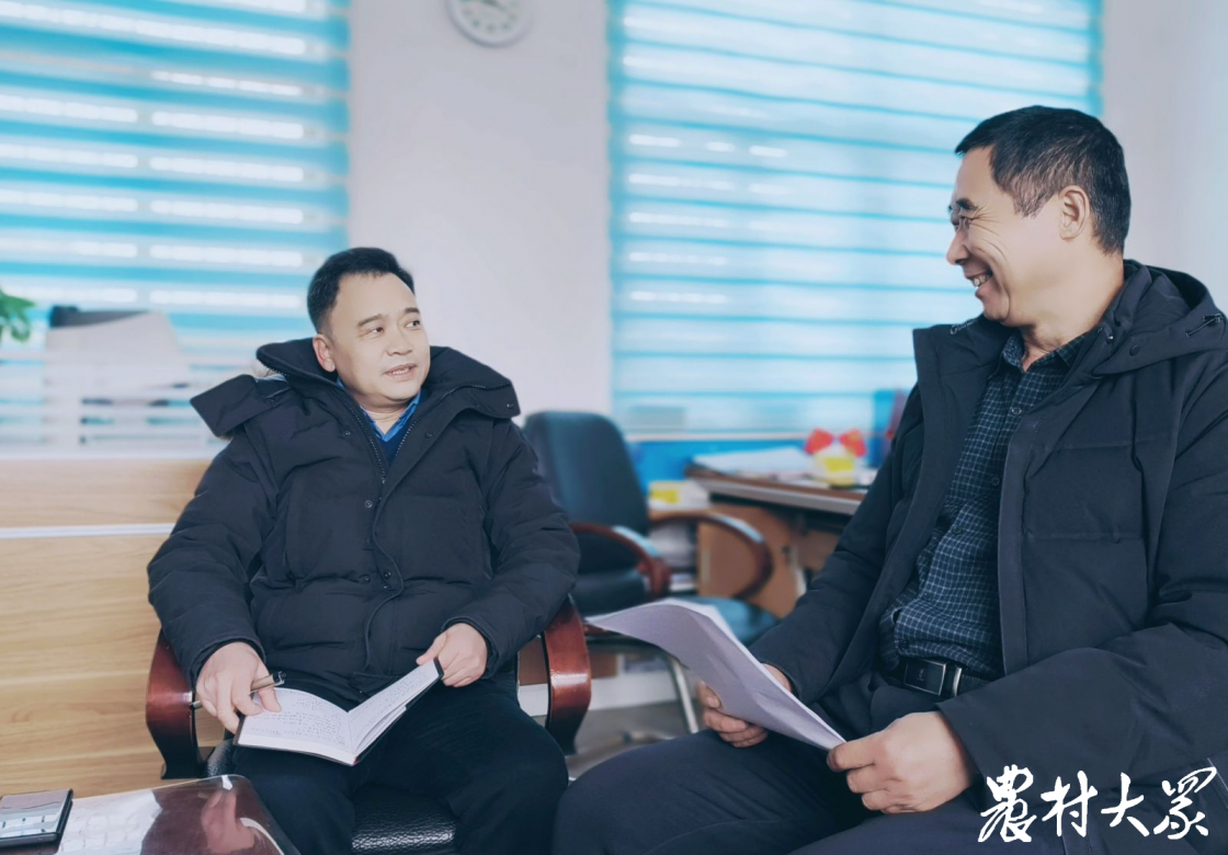 高玉刚（左）与泊头村党支部书记尹承君座谈交流。