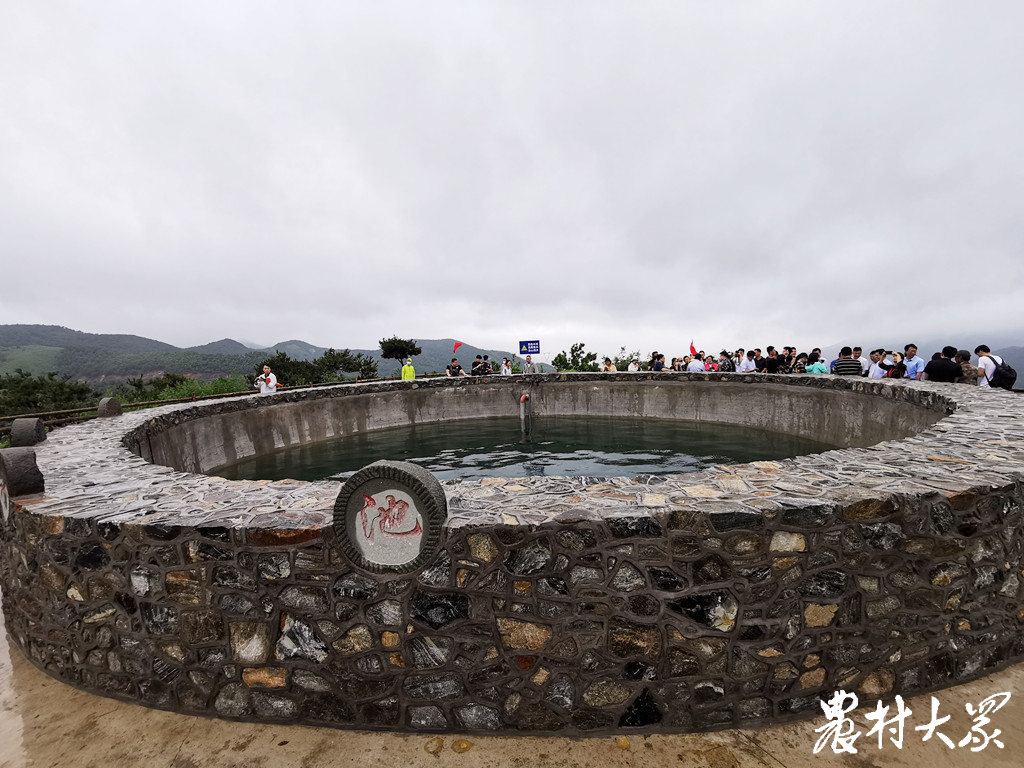 在党支部的带领下,衣家村全村修通了上山路,建起了山顶蓄水池.