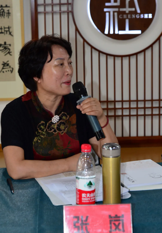 张岚谈到,对公望先生的了解,是从他第一本书《闯荡地球村》发布会开始