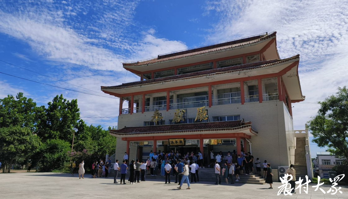 获奖学子准备在孝直村奉献厅前列队合影.